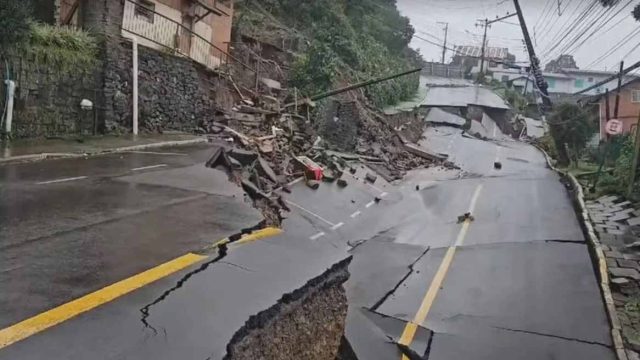 Rua-desmoronou-por-conta-das-fortes-chuvas- Rua desmoronou por conta das fortes chuvas / Foto: Reprodução/TV Globo