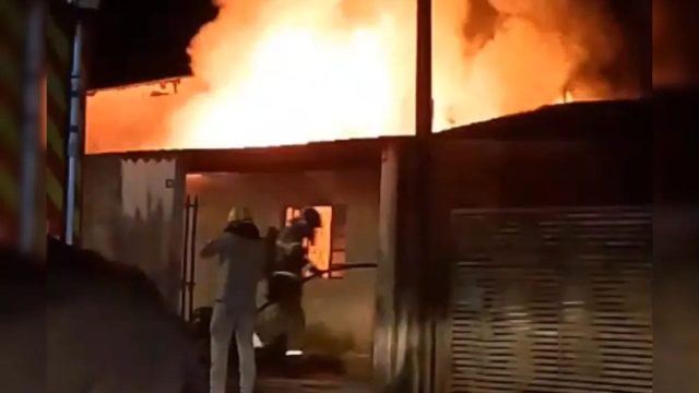 Segundo-a-familia-o-incendio-comecou-no-quarto- Casa destruída por incêndio criminoso no Núcleo Residencial João Paulo, em Apucarana
