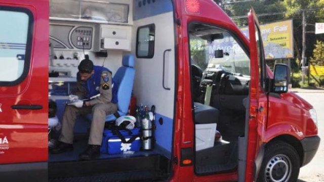 Carro bate em moto e motorista