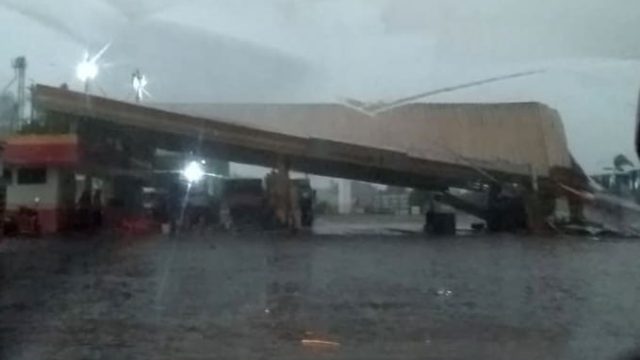 Temporal em Lidianópolis 2310 Vento derrubou parte da cobertura metálica de um posto de combustível / Foto: WhatsApp/Colaboração