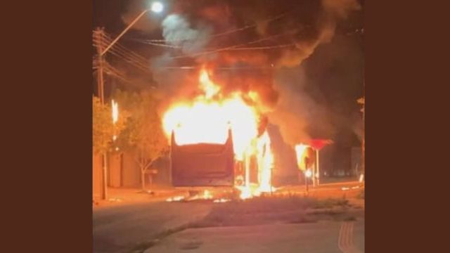 Ônibus é incendiado na zona norte de Londrina