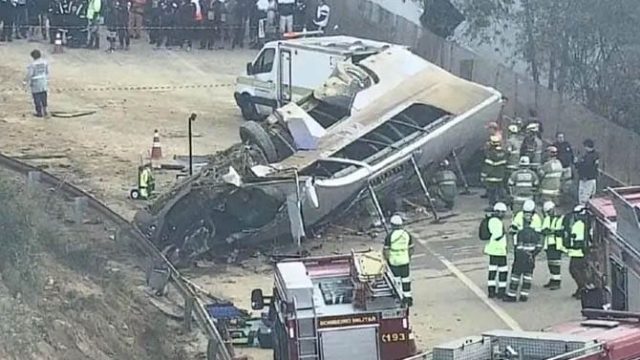 Ônibus com torcedores do Corinthians capota na Grande BH — Foto: Reprodução/redes sociais