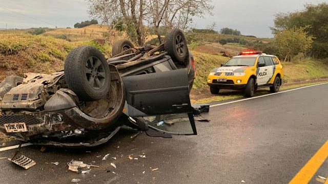 Viatura PM Ivaiporã (1) Viatura da 6ª CIPM de Ivaiporã capota na Rodovia do Milho