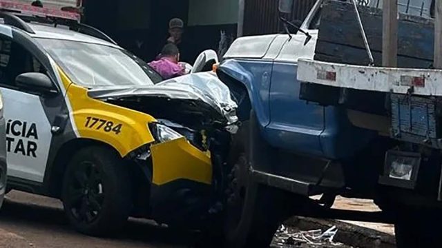 Viatura da Polícia Militar colidida com caminhão em São Pedro do Ivaí durante abordagem a motociclista.