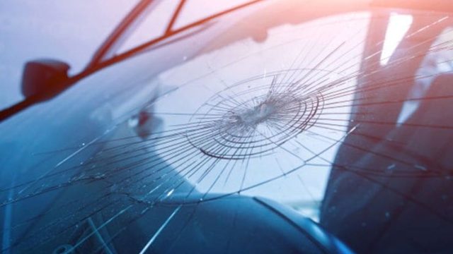 Carro vidro estilhaçado