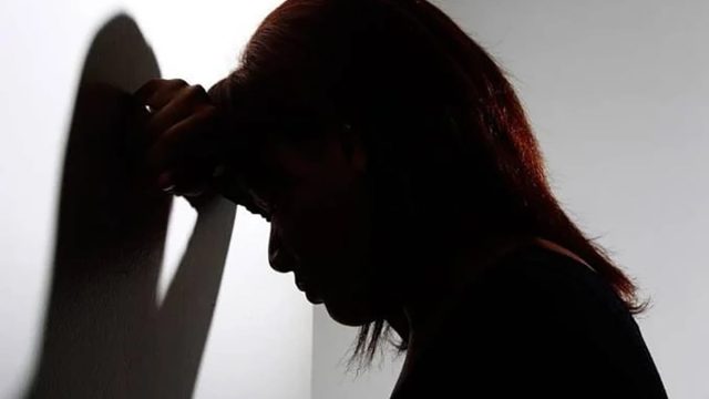 Imagem representa mulher abaldada com a situação