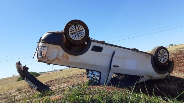 Assaltantes capotam carro após tentativa de assalto em Manoel Ribas