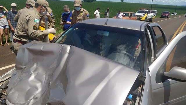 Uma mulher que estava no Fiat Siena foi encaminhada ao Hospital e Maternidade Ivaiporã