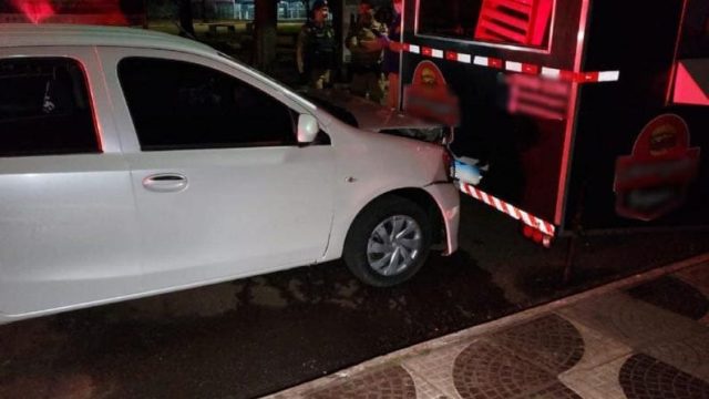 O trailer de lanches foi atingido por um carro / Foto: CGN