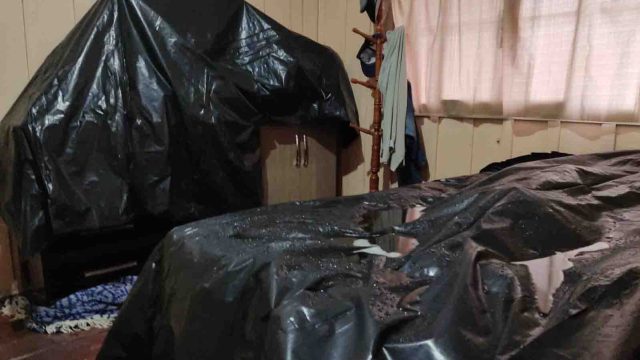 Desde o início da noite de sábado a Defesa Civil junto com a prefeitura já distribuiu, mais de 70 rolos de lonas plásticas / Foto: Ivan Maldonado