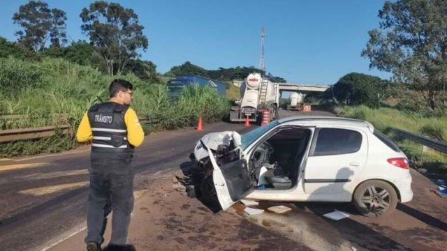 acc-apucarana-pontilhão A colisão aconteceu próximo do pontilhão da Vila Reis /Foto: TN Online