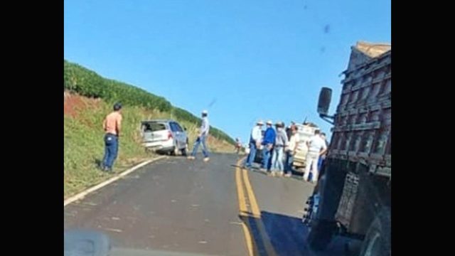 Tripla colisão deixa dois feridos na PR-850, em Arapuã