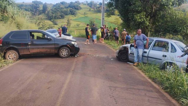 Colisão entre Palio e Classic / Foto: Bombeiros