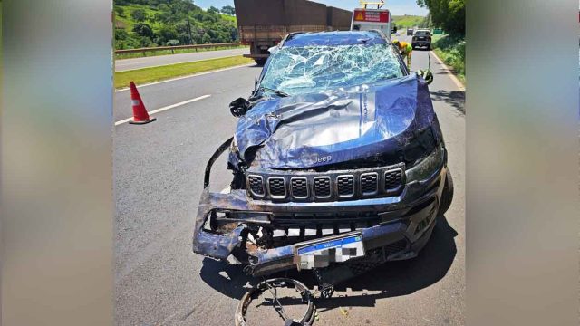 Jeep Compass capotado após bater em barranco na PRc 445, em Londrina / Foto: PRE