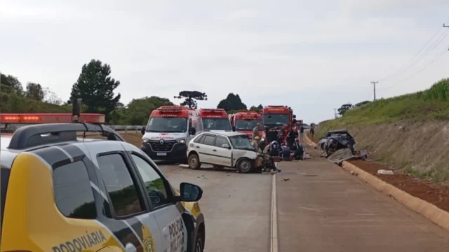 acidente em guarapuava pr-272 Acidente com veículos envolvidos na colisão frontal em Guarapuava / Foto: PRE