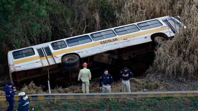 Ônibus escolar com 25 crianças tomba na BR-277, no Paraná — Foto: Fabrício Eduardo