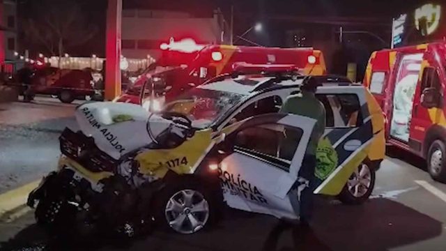 Acidente ocorreu na Rua Barão do Cerro Azul esquina com Rua Rio de Janeiro / REprodução vídeo CGN