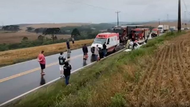 Colisão frontal envolveu uma carreta e um carro / Foto: Reprodução/Vídeo Catve