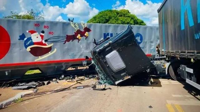 Acidente envolvendo um trem e uma carreta foi registrado na tarde desta terça-feira / Foto: Redes Sociais