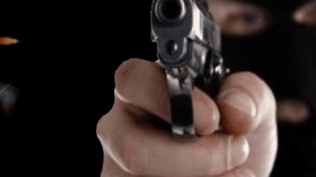 ladrão armado mercearia revólver