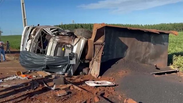 caminhão piche tombou cascavel Caminhão tombado às margens da PR-180, em Cascavel, após acidente fatal