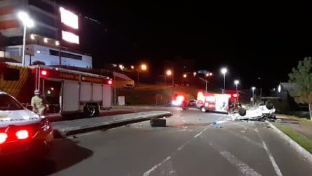 O Gol bateu em dois carros estacionados e depois capotou / Foto: Luiz Carlos Maciel/PP News