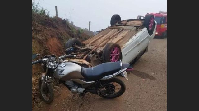 Após acidente de moto, homem pegou carona em um carro e sofreu um novo acidente, em Capinzal – Foto: Corpo de Bombeiros/Divulgação/ND