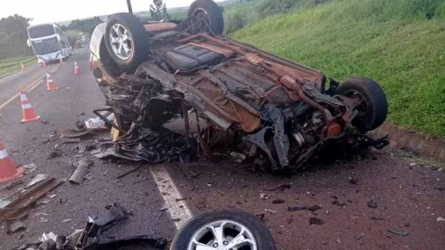 O acidente aconteceu na madrugada deste domingo (3). (Foto: PRF)
