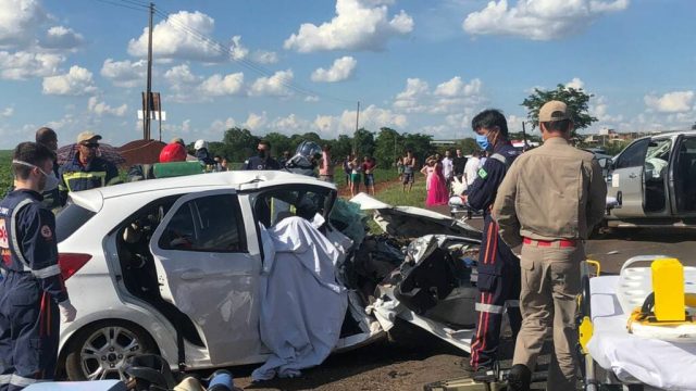 Mulher morre colisão frontal