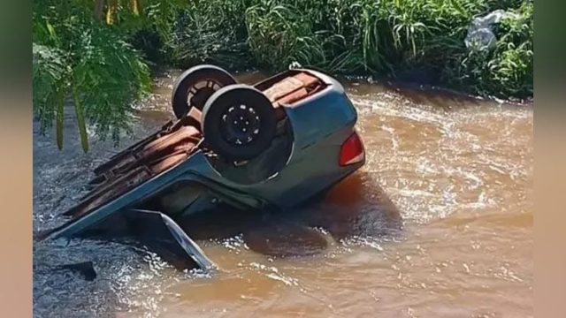 carro caiu rio toledo Polícia Civil apura queda de carro no rio / Foto: Redes Sociais