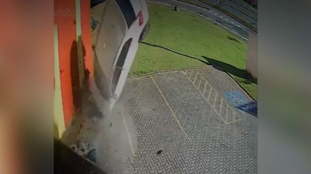 carro despenca de viaduto