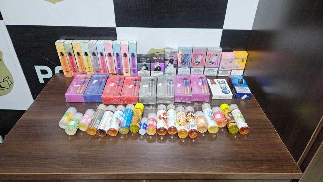 Cigarros eletrônicos e refis apreendidos / Foto: PCPR