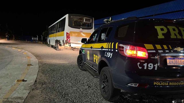 colisão caminhão e ônibus Pelo menos 20 pessoas ficaram feridas / Foto: PRF