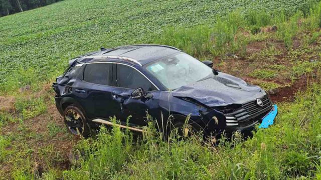 Veículo saiu da pista após colisão traseira na PR-466, em Ivaiporã.
