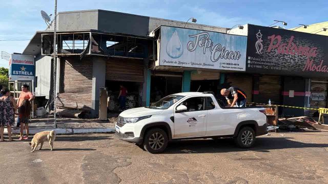 Incêndio atinge três comércios em Jardim Alegre / Foto: Ivan Maldonado