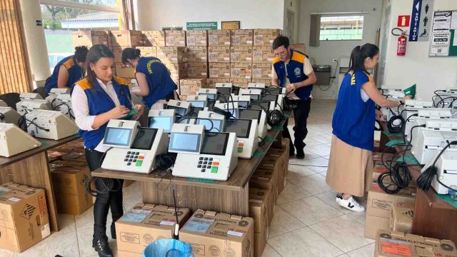 Urnas eletrônicas recebem carga e lacre para as eleições / Foto: Ivan Maldonado
