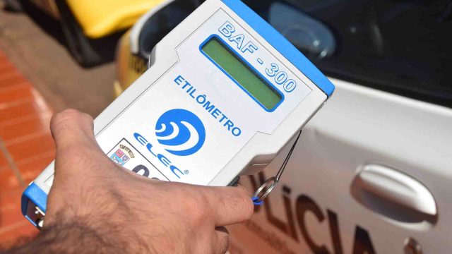 Motorista embriagado vomita durante teste do bafômetro