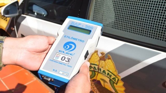 Motorista de Celta bate em carro estacionado e acaba preso