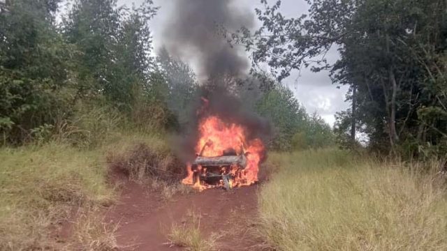 Carro roubado é encontrado em chamas pela polícia
/ Foto: Reprodução