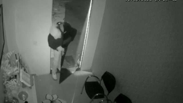 Imagens das câmeras de segurança mostram a ação do ladrão / Foto: Reprodução