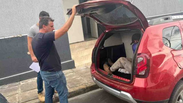 Momento em que o jovem é preso em flagrante pela polícia. (Foto: Polícia Civil)