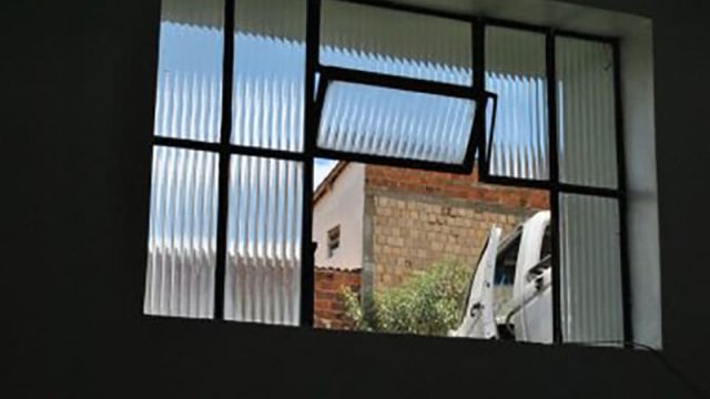 Furto janela quebrada