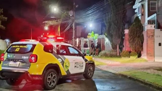 Bandidos derrubaram o portão usando um veícuo e quebraram uma janela para entrar na casa. (Foto: Marcelo Borges / RICtv)