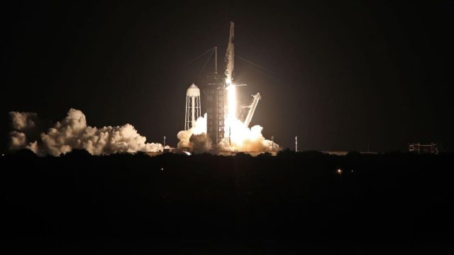 Foguete da SpaceX decola para levar 1ª tripulação civil para a órbita