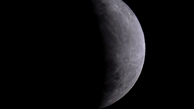 Nasa anuncia descoberta de água em estado líquido na Lua