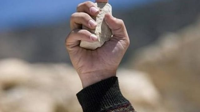 Homem leva pedrada na cabeça