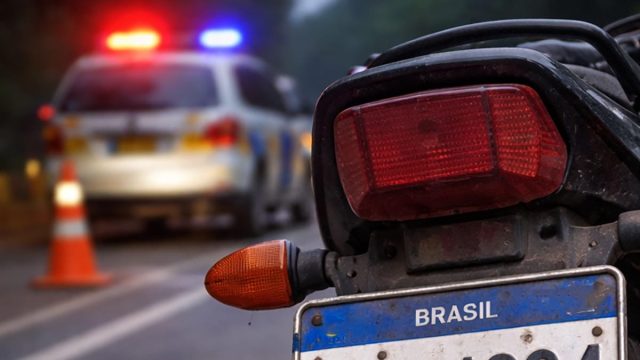 Moto com placa artesanal grotesca apreendida em Rio Branco do Iva