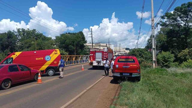 As vítimas estavam em um veículo que caiu de uma ponte na Avenida Atílio Fontana, Cidade Norte / Foto: PP News