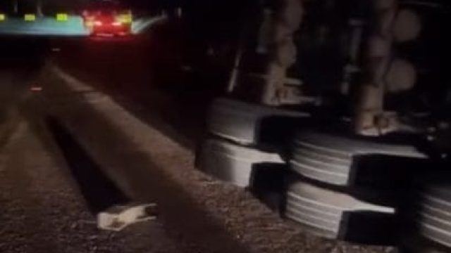 tombamento caminhão pr-082 Acidente ocorreu na noite de sexta-feira / Foto: Reprodução