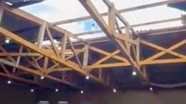 Estrutura de madeira de telhado arrancado por vendaval em Francisco Beltrão / Foto: Genoveva Calegari / PP News